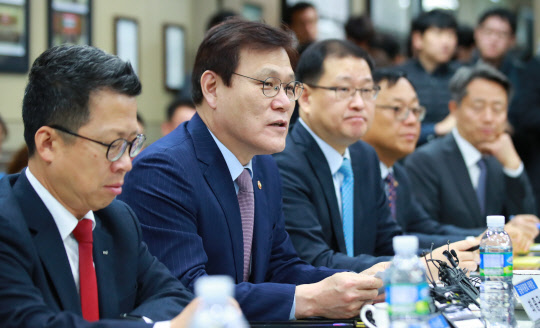 최종구 금융위원장, 자본시장 혁신 현장 간담회      (서울=연합뉴스) 홍해인 기자 = 최종구 금융위원장이 21일 오전 서울 마포구 DMC타워를 찾아 성장성 특례상장 1호 기업인 셀리버리 회의실에서 증권사 대표들과 자본시장 혁신 현장 간담회를 갖고 있다. 2018.11.21       hihong@yna.co.kr  (끝)